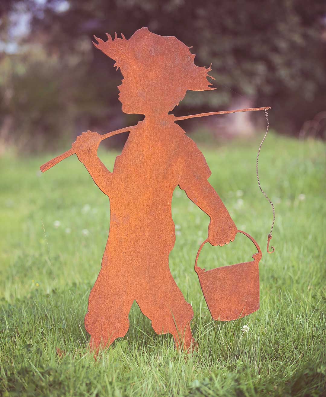 silhouet kleine vissertje jongen met strohoed en emmer tuindecoratie staal metaal