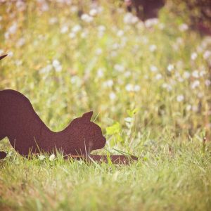 silhouet speelse poes kat rekt zich uit tuindecoratie staal metaal